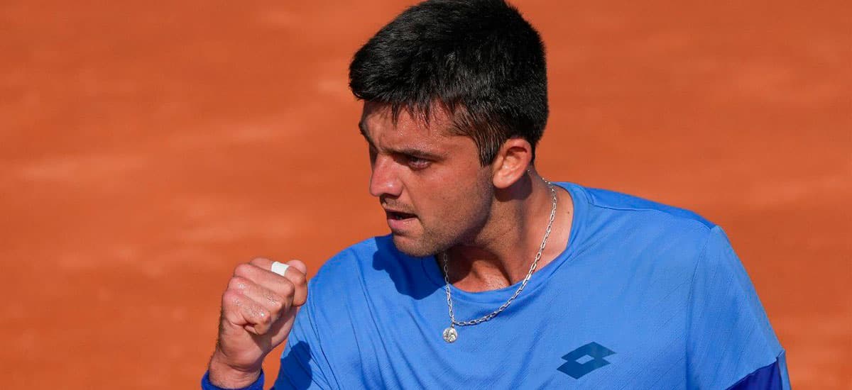 Tomás Barrios gana y avanza en la clasificación de Roland Garros