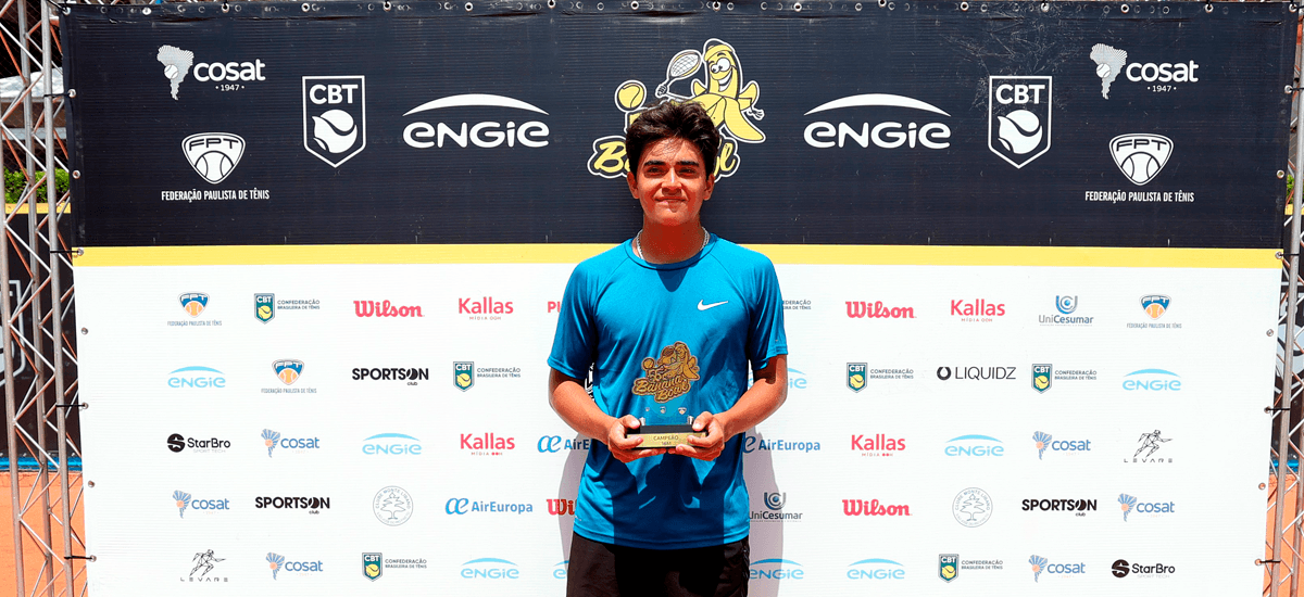 Max Becerra cierra la gira COSAT con el título singles del Banana Bowl