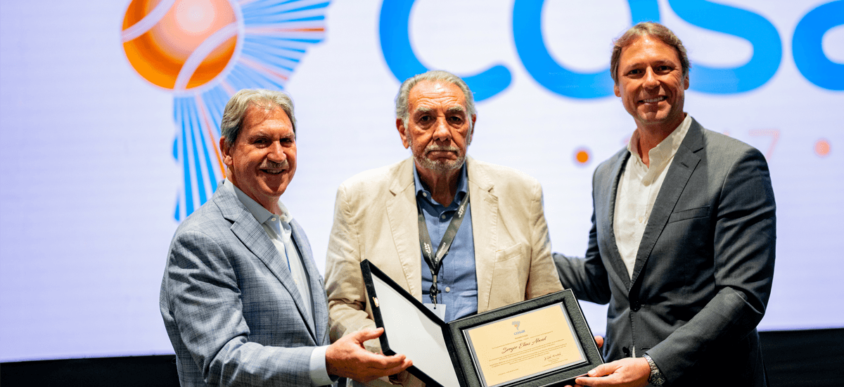 Sergio Elías recibe homenaje en su último Congreso COSAT celebrado en Colombia